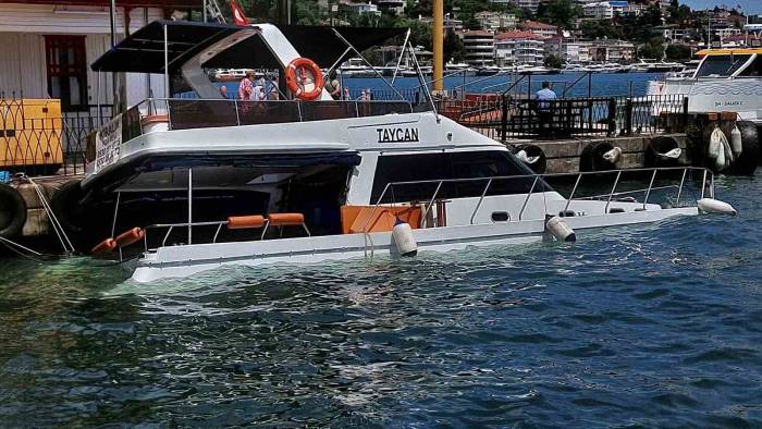 Boğaz Gezisinde Su Alan Yat, Bebek İskelesine Yanaştı