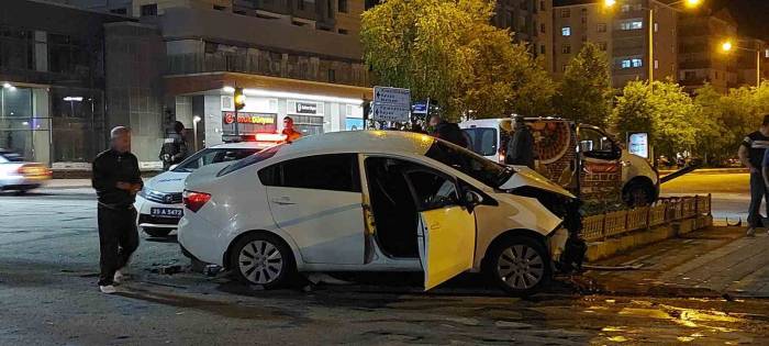 Erzurum’da İki Araç Çarpıştı: 2 Yaralı
