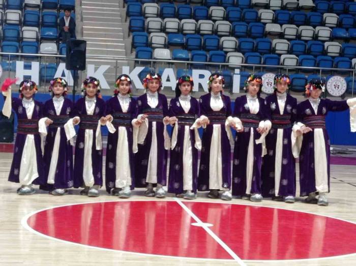 Hakkari’de “kulüpler Arası Halk Oyunları Yarışması” Yapıldı