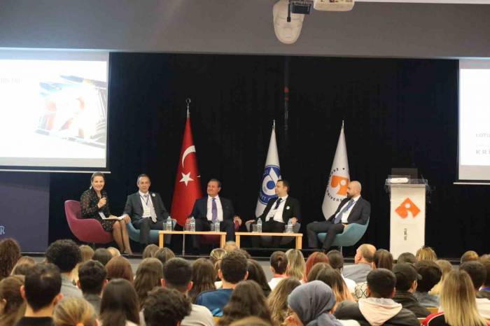 İzmir Ekonomi’de ‘turizm’ Zirvesi