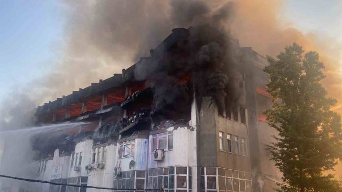 Yanan İkitelli Organize Sanayi Bölgesi’ndeki İş Hanında Çökme Anı Kameralara Yansıdı