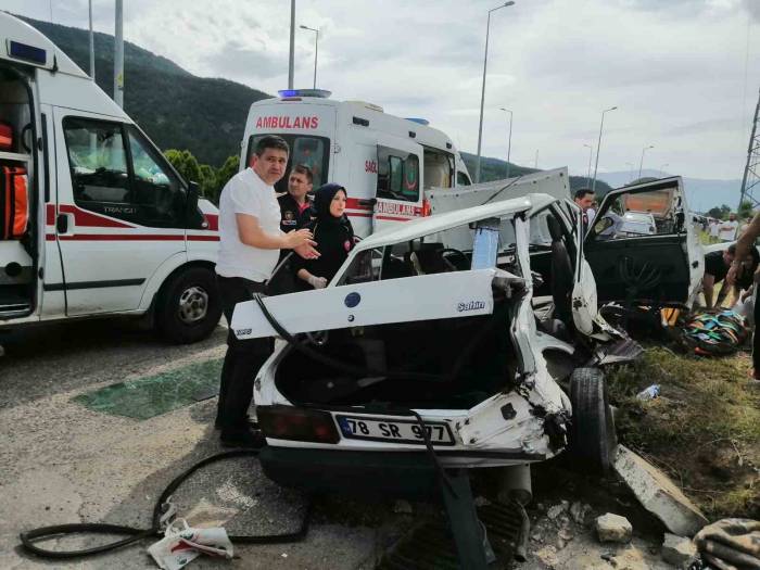 Karabük’te Kamyonla Otomobil Çarpıştı: 1 Ölü, 4 Yaralı