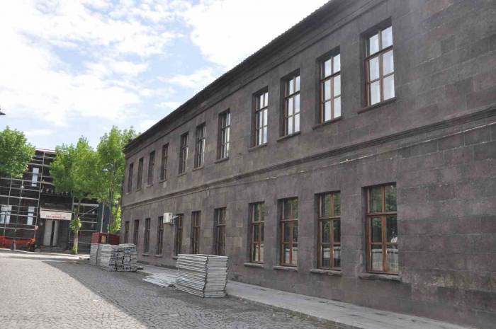 Kars’ta Tarihi Binalar Gün Yüzüne Çıkıyor