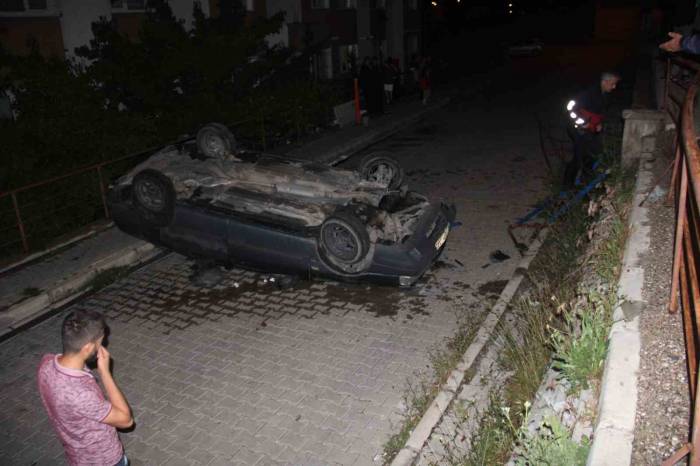 Kontrolden Çıkan Otomobil Devrildi: 3 Yaralı