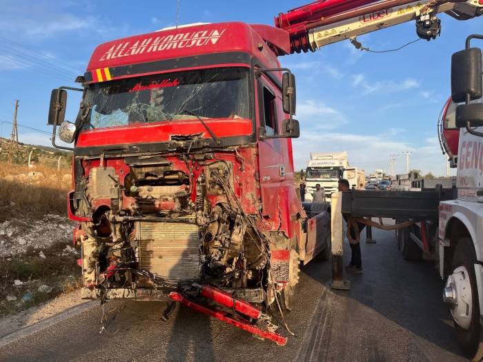 Kilis’te Kamyonet İle Tır Çarpıştı: 3 Ağır Yaralı