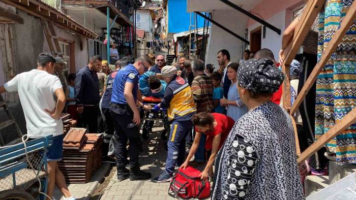 Çatıya Çıkarken Merdivenden Düşerek Yaralandı