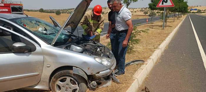 Mardin’de Kontrolden Çıkan Otomobil Refüje Çıktı: 2 Yaralı