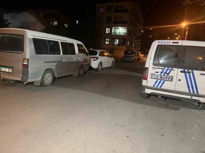 Ayakkabı Çekeceğini Silah Yapıp Birbirlerine Saldırdılar