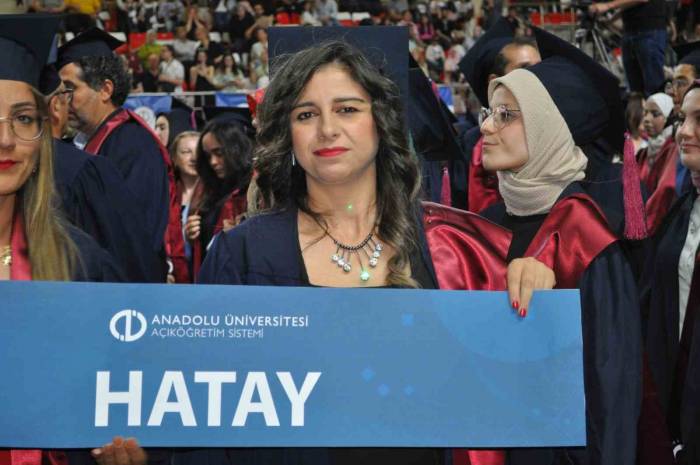 Birçok Yakınını Depremde Kaybeden Hataylı Öğrenci, Buruk Bir Mezuniyet Sevinci Yaşadı