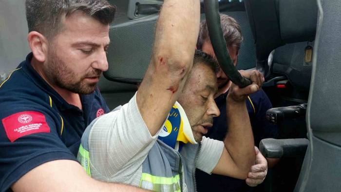 Devrilen Mıcır Yüklü Kamyonun Sürücüsünü İtfaiye Camı Kırarak Çıkarttı