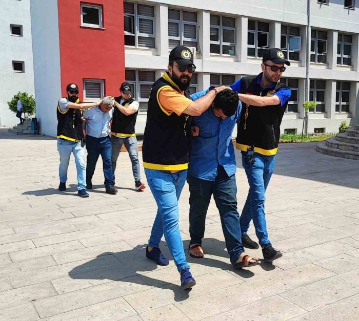Dolmuşu Durdurarak Bir Şahsı Darp Edip Bıçaklayan Baba Ve Oğlu Tutuklandı