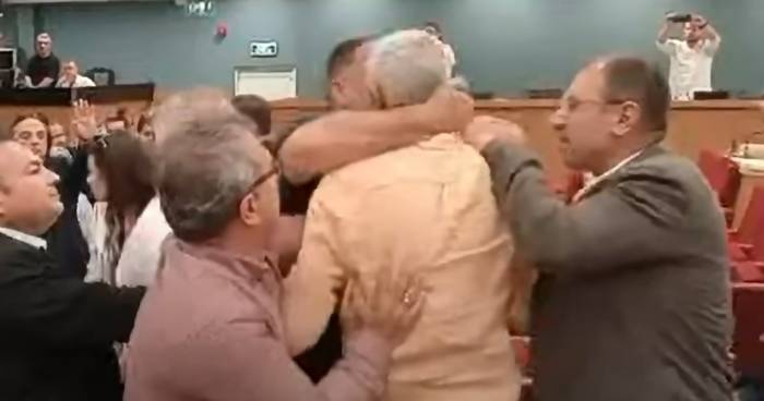 İzmir Büyükşehir Belediye Meclisinde ‘bavul’ Gerginliği