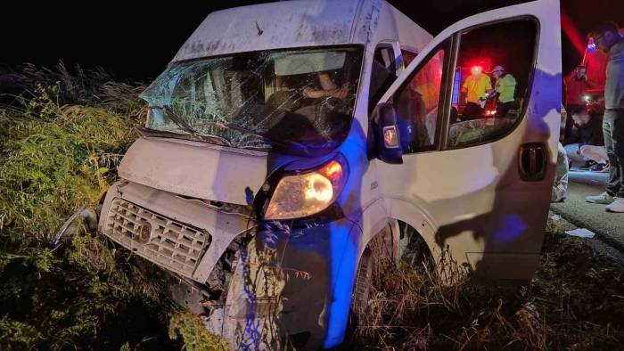 Lastiği Patlayan Servis Aracı Şarampole Yuvarlandı: 14 Yaralı