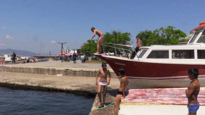 Bandırma’nın Sahillerinde Denize Girmek İstiyorlar