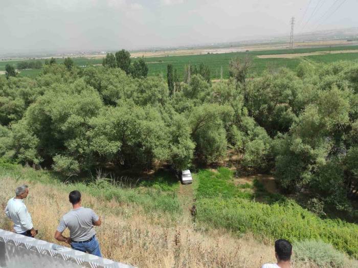 Kontrolden Çıkan Otomobil Yol Kenarına Savruldu: 1 Yaralı