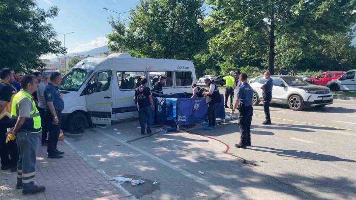 Bursa’da İşçi Servisi İle Otomobil Çarpıştı: 1 Ölü, 9 Yaralı