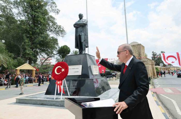 Cumhurbaşkanı Erdoğan, Lefkoşa’da Atatürk Anıtı’na Çelenk Bıraktı