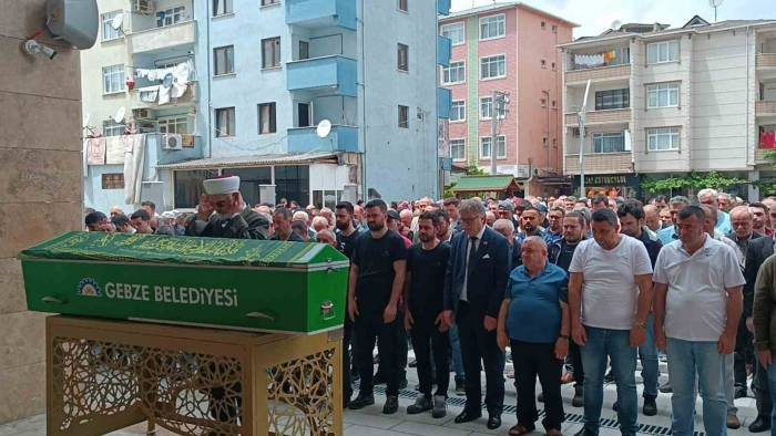 Yeni Taşındığı Evin Camını Silerken Düşüp Hayatını Kaybetmişti, Son Yolculuğuna Uğurlandı
