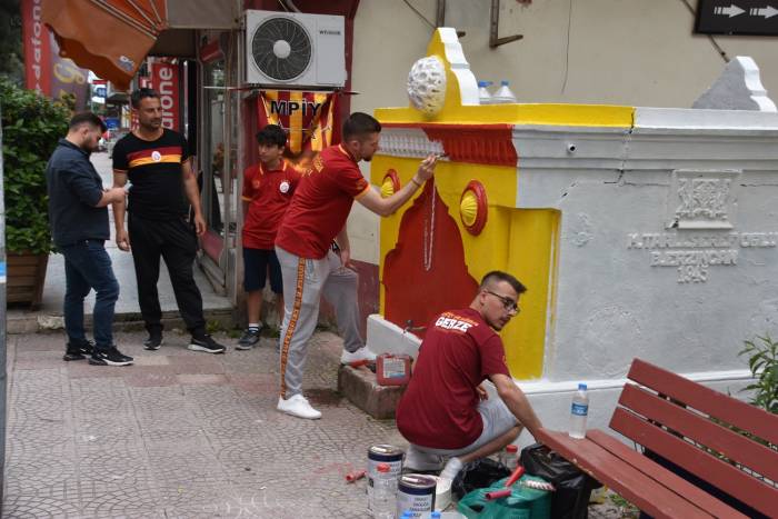 40 Yıllık Gelenek Devam Etti, Çeşmeler Sarı-kırmızıya Boyandı