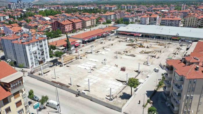 Davraz Çarşamba Kapalı Pazaryerinin Çelik Kolon Montajları Yapılıyor