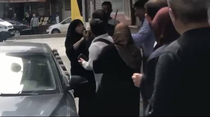 İstanbul’da Bıçaklı Çöp Atma Kavgası Kamerada: Kadın Dükkanın Camını Kırdı