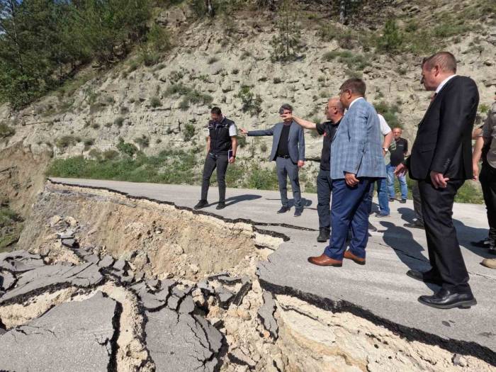 Vali, Kapanan Yolda İncelemelerde Bulundu