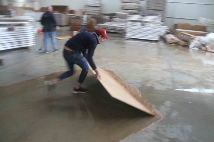 Konya’da Göle Dönüşen Yollarda Araçlar Mahsur Kaldı, Fabrikaları Su Bastı