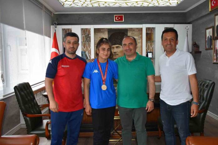 Şampiyon Güreşçiden Başkan Sülük’e Ziyaret