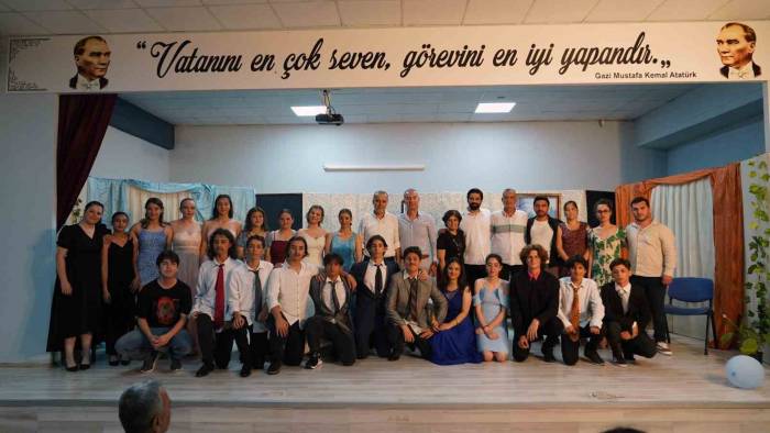 Başkan Uzundemir Liselilerin Tiyatro Oyununu İzledi