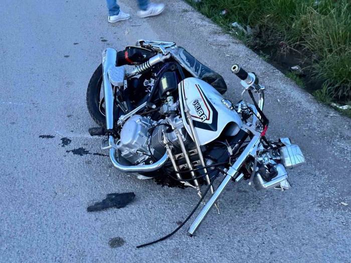 Tır İle Motosiklet Çarpıştı: 2 Yaralı