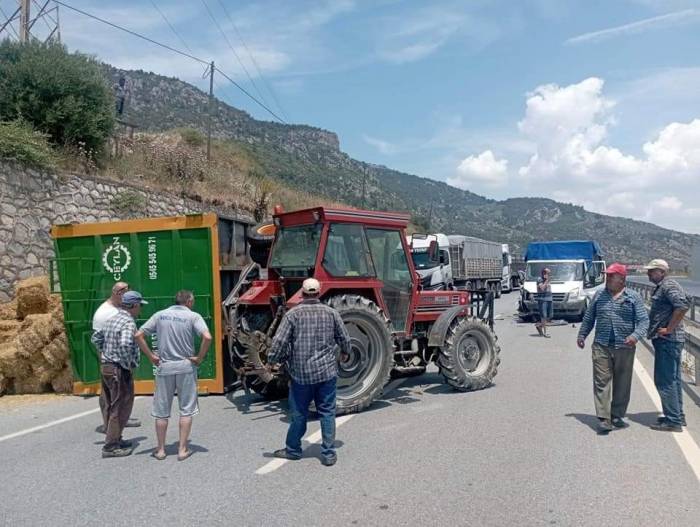 Söke’de Saman Yüklü Traktör Devrildi