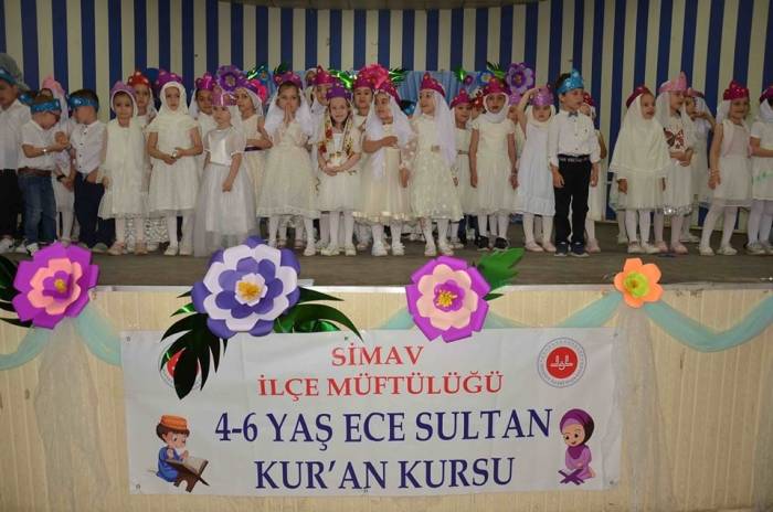 Simav’da 4-6 Yaş Kur’an Kursu Öğrencilerinin Yılsonu Programı