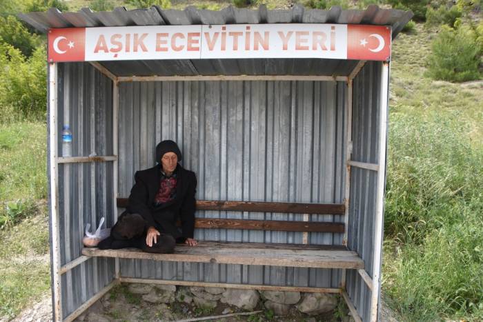 Divane Aşık, 24 Yıldır Aynı Durakta Sevdiği Kadını Bekliyor