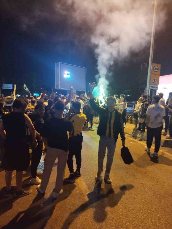 Şükrü Saraçoğlu Stadı Önünde Kupa Coşkusu