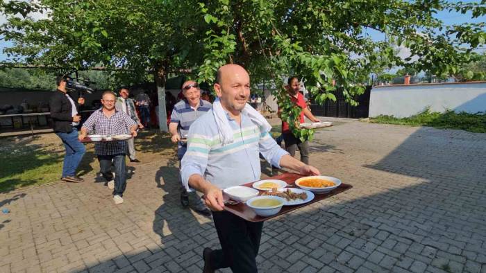 Sünnet Cemiyetinde Müdürler Yemek Servisi Yaptı