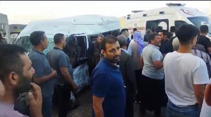Tarım İşçilerini Taşıyan Minibüs Tırla Çarpıştı: 21 Yaralı