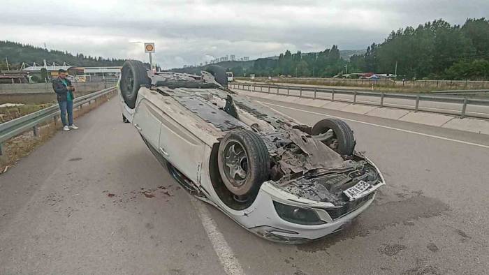 Takla Atan Araç Karşı Şeride Geçti: 1’i Çocuk 4 Kişi Yaralandı