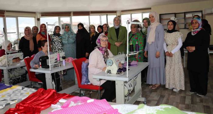 Kursiyerler Yılsonu Sergisine Hazırlanıyorlar