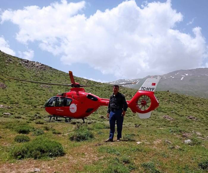 Bahçesaray Kırsalında Ayağı Kırılan Çoban Ambulans Helikopterle Hastaneye Kaldırıldı