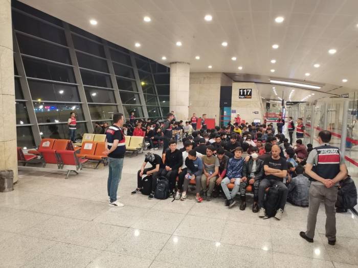 Ankara’dan 136 Düzensiz Afgan Göçmen Ülkelerine Yollandı