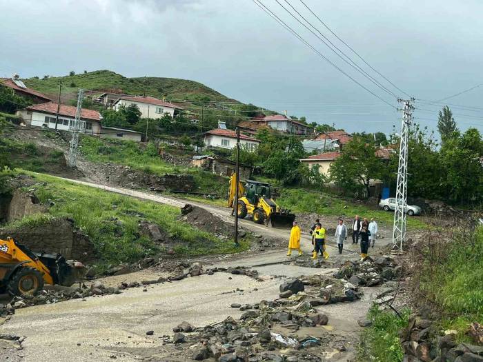 Gölbaşı Belediye Başkanı Şimşek, Selden Etkilenen Yaylabağ Mahallesi’nde İncelemelerde Bulundu