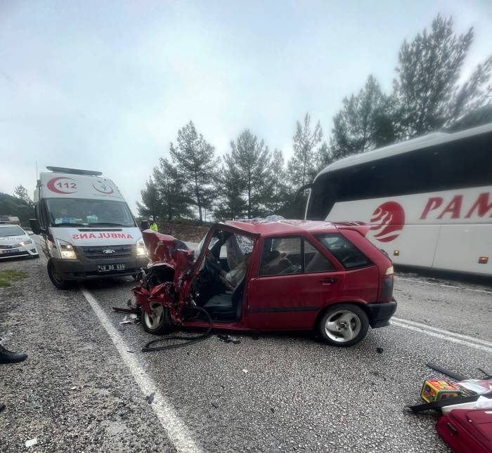 Muğla’da Yolcu Otobüsü İle Otomobil Çarpıştı: 2 Ölü