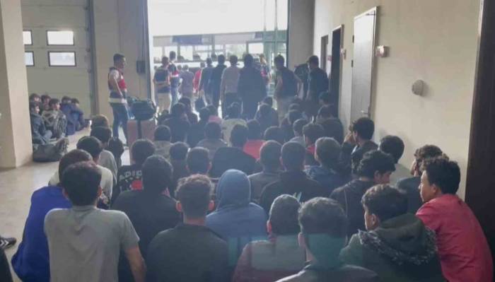 Yurda Kaçak Yollara Giren 96 Şahıs Yakalanarak Ülkelerine Gönderildi