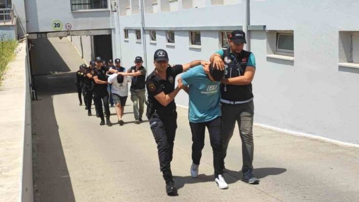 Uyuşturucu Sattığı Öne Sürülen 5 Zanlı Tutuklandı