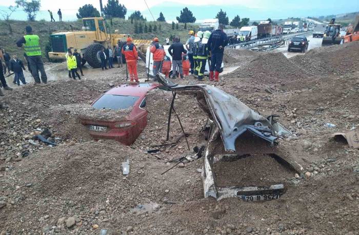 Heyelanın Yuttuğu İki Araçta 1 Kişi Öldü, 1 Kişi Yaralandı