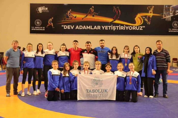 Güreşçi Kızların Milli Takım Başarısı