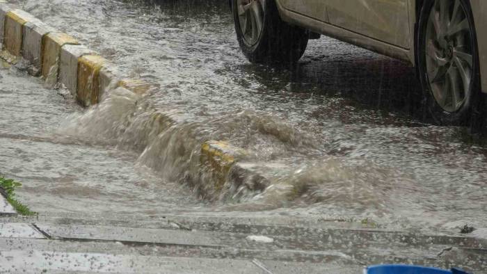 Ardahan’da Sağanak Ve Dolu: Yollar Göle Döndü, Araçlar Zarar Gördü