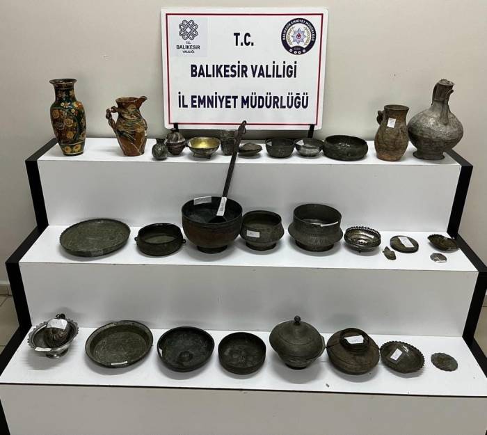 Tarihi Eser Operasyonunda Ele Geçirilenler Polisi Bile Şaşırttı