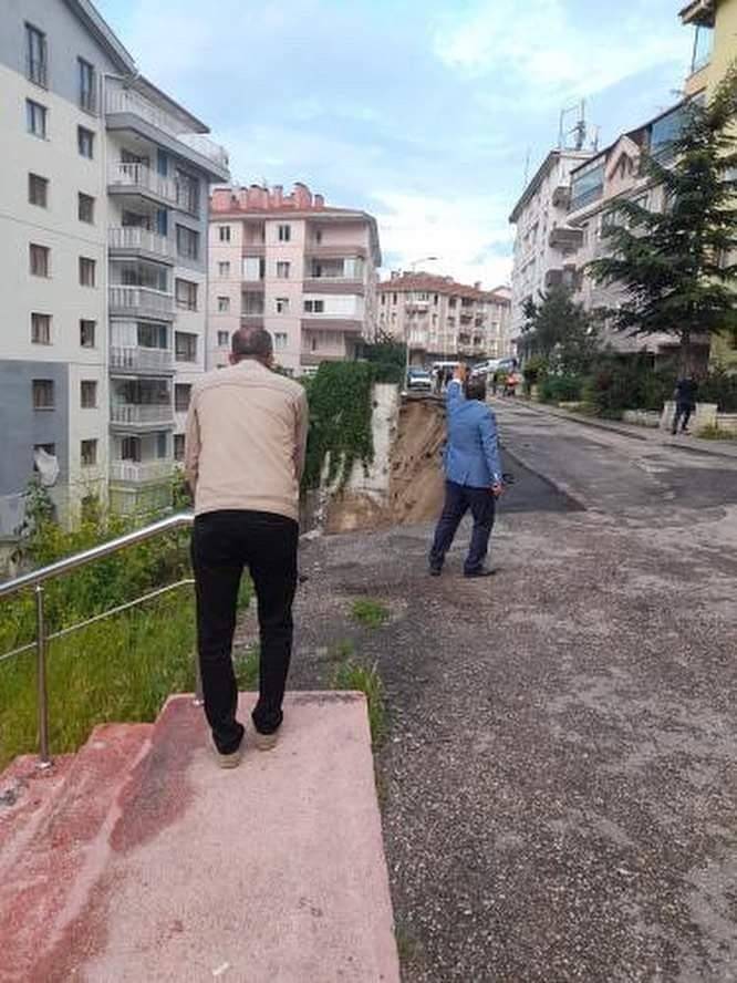 Başkentte Sağanak Nedeniyle Yeni Onarılan Yol Çöktü