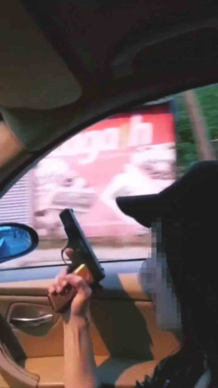 Otomobil İçinden Havaya Ateş Açan Kadın Maganda Kamerada